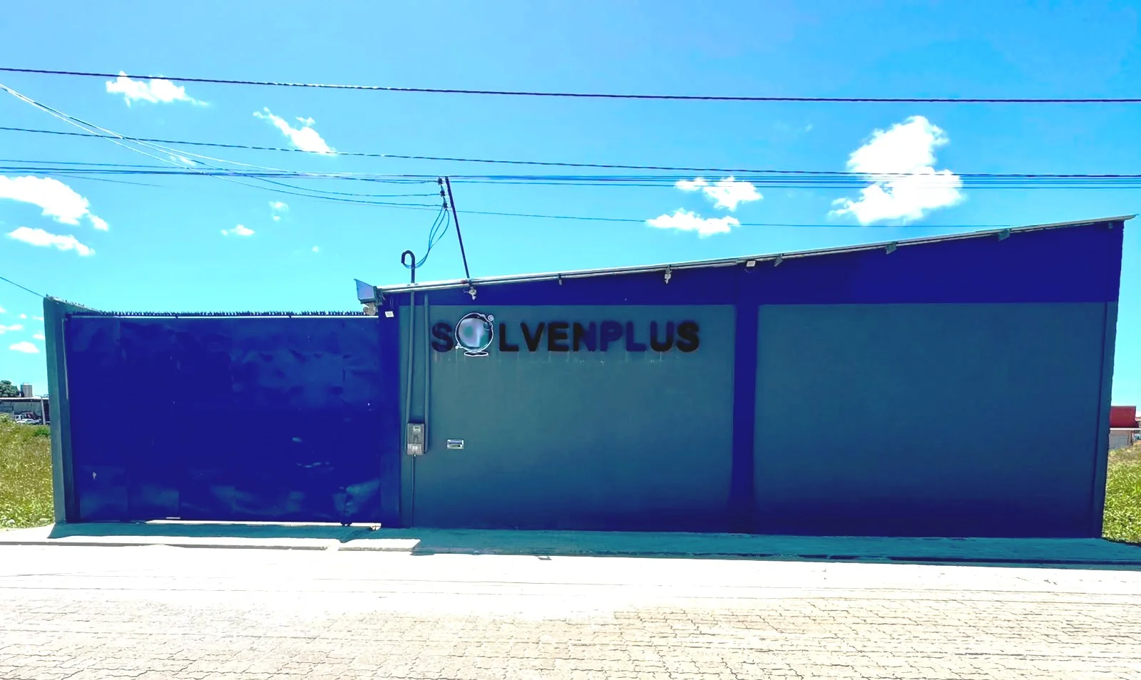 Fachada da fábrica Solvenplus